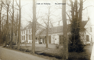 13242 Gezicht op de voorgevel van de buitenplaats Valck en Heining met het voormalige koetshuis annex personeelswoning ...